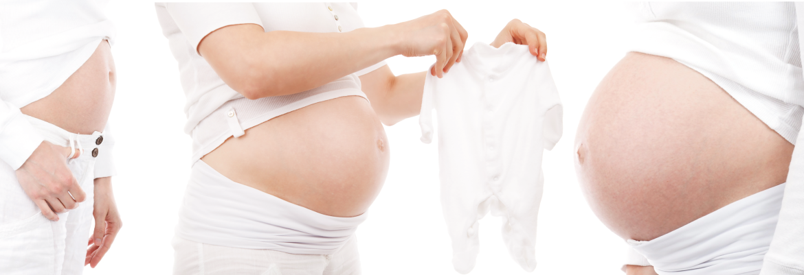 Bild von drei in weiß gekleideten Schwangeren in unterschiedlichen Stadien die alle deren Babybauch präsentieren.